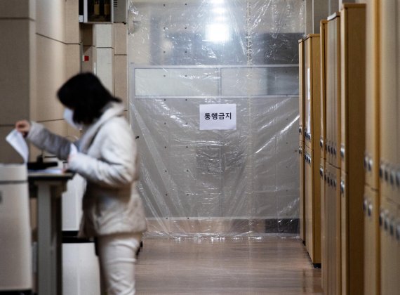 [서울=뉴시스] 사진공동취재단 = 2023학년도 대학수학능력시험이 치러지는 17일 오전 서울 중구 이화자외국어여자고등학교에서 격리 시험실을 차단하는 벽이 설치되어 있다. 2022.11.17. photo@newsis.com
