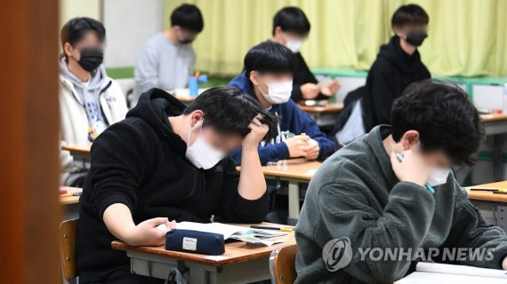 2023학년도 대학수학능력시험일인 17일 오전 대구 수성구 대륜고등학교 시험장에서 수험생들이 시험 준비를 하고 있다. /사진=연합뉴스