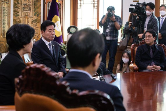 김진표 국회의장이 17일 서울 여의도 국회에서 더불어민주당 중진 의원들과 면담하고 있다. 뉴스1