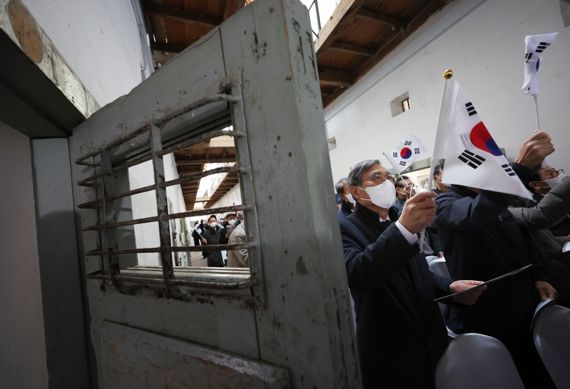 17일 서대문형무소 옥사에서 열린 제83회 순국선열의 날 기념식에서 참석자들이 만세삼창을 하고 있다. 사진=박범준 기자