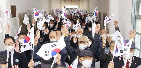 17일 국가보훈처 주최로 제83회 순국선열의 날 기념식이 열리는 서울 서대문구 서대문형무소역사관에서 행사 참가자들이 만세를 부르며 순국선열을 기리고 있다. 사진=박범준 기자