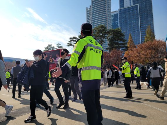 17일 오전 11시 30분경 부산 벡스코에서 열린 지스타 2022에 입장객들이 경찰 및 안전요원들의 지시에 따라 천천히 이동하고 있다. 사진=김준혁 기자