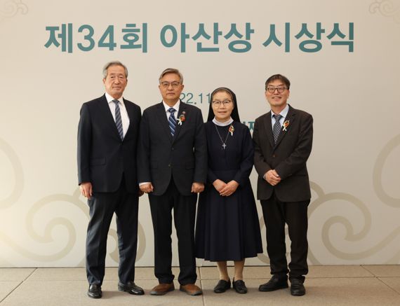 17일 서울 중구 한국프레스센터에서 열린 제34회 아산상 시상식에서 수상자들이 기념사진 촬영을 하고 있다. 왼쪽부터 정몽준 아산사회복지재단 이사장, 아산상 수상자 박세업씨, 사회봉사상 수상자 착한목자수녀회의 이희윤 수녀, 의료봉사상을 수상한 오동찬씨. 아산사회복지재단 제공.