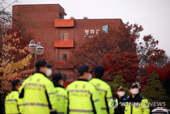 '대학교에 폭발물 설치' 글…경찰 수색 (전주=연합뉴스) 나보배 기자 = 16일 오후 전북 전주시의 한 대학교 온라인 커뮤니티에 폭발물이 설치됐다는 글이 게시됐다. 경찰특공대와 기동대가 폭발물 설치 여부를 확인하기 위해 건물 안으로 들어가고 있다. 2022.11.16 warm@yna.co.kr (끝) /사진=연합뉴스