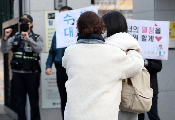 2023학년도 대학수학능력시험이 치러진 17일 오전 울산 남구 울산여자고등학교에서 한 학부모가 수험생 딸에게 응원을 하고 있다. 2022.11.16/뉴스1 ⓒ News1 윤일지 기자