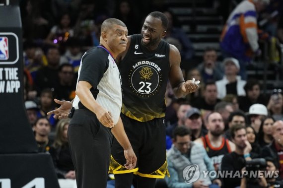 항의하는 드레이먼드 그린 Golden State Warriors forward Draymond Green (23) argues his technical foul with referee Tony Brothers during the second half of an NBA basketball game against the Phoenix Suns, Wednesday, Nov. 16, 2022, in Phoenix. (AP Photo/Matt York)