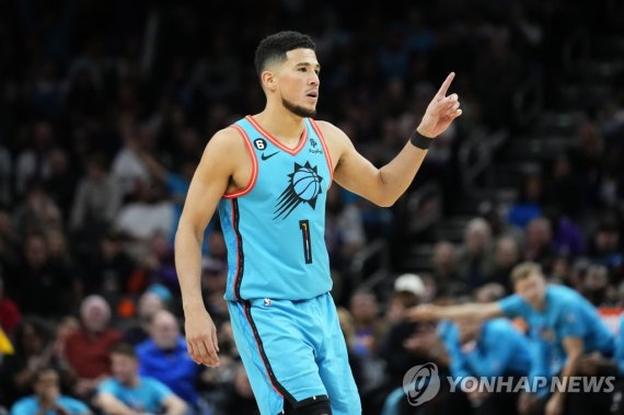 피닉스의 데빈 부커 Phoenix Suns guard Devin Booker (1) motions after a basket against the Golden State Warriors during the second half of an NBA basketball game, Wednesday, Nov. 16, 2022, in Phoenix. (AP Photo/Matt York)