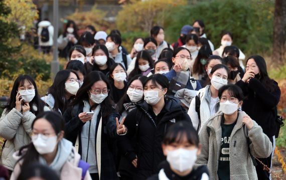 2023학년도 대학수학능력시험이 치러진 17일 서울 이화여자외국어고등학교에서 시험을 마친 수험생들이 시험장을 나서고 있다. 사진=박범준 기자