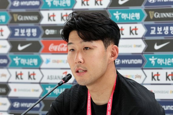 파울루 벤투 감독이 이끄는 대한민국 축구대표팀 캡틴 손흥민이 16일 오전(현지시간) 카타르 도하 알 에글라 트레이닝센터에서 가진 인터뷰에서 취재진의 질문에 답하고 있다. 2022.11.16/뉴스1 ⓒ News1 이광호 기자