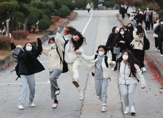 40조 선물 남긴 빈 살만…ICBM 또 쏜 北 [월금사진관]