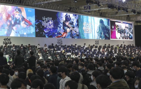 지스타에 몰린 관객들17일 부산 벡스코에서 열린 국제게임전시회'지스타(G-STAR) 2022'에서 관람객들이 최신작 게임을 즐기고 있다. 오는 20일까지 열리는 이번 행사에 총 43개국 987개 사가 2947개 부스 규모로 참가한다. 연합뉴스