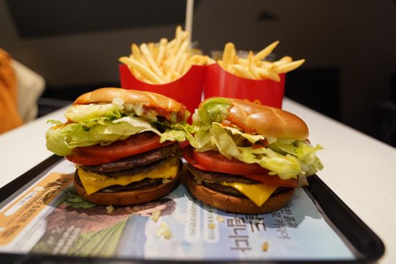 맥도날드의 한정판 신메뉴 페퍼로니 피자 버거(오른쪽)와 페퍼로니 메가 피자 버거. 사진=박문수 기자