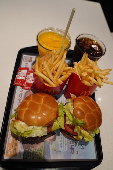 맥도날드의 한정판 신메뉴 페퍼로니 피자 버거(오른쪽)와 페퍼로니 메가 피자 버거. 사진=박문수 기자