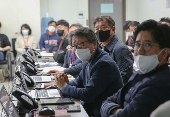 정홍근 티웨이항공 대표(가운데)와 임직원들이 17일 강서구 티웨이항공 본사에서 항공기 사고 상황을 가정한 비상대응훈련에 참여하고 있다. 티웨이항공 제공