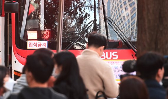 경기 광역버스 입석 금지 첫날, '만석' 안내판에 직장인 분통