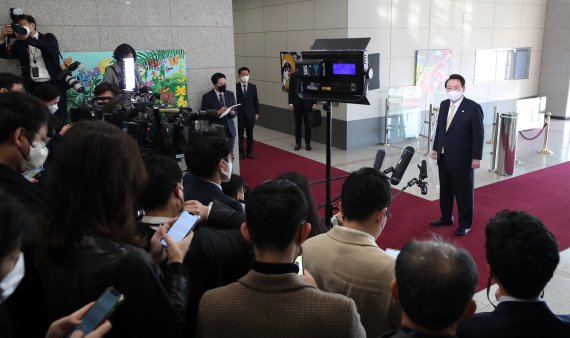 대통령실 "도어스테핑 재개 필요하단 제언 들었다"