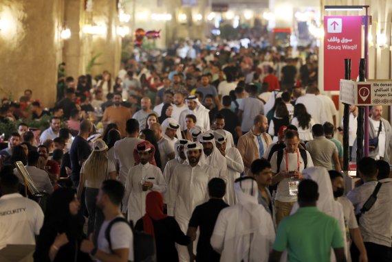 [도하(카타르)=뉴시스] 조성우 기자 = 2022 카타르 월드컵 개막을 사흘 앞둔 17일(현지시간) 오후 카타르 도하 수크 와키프 거리가 시민들과 관광객들로 붐비고 있다. 카타르는 금요일이 휴일이다. 2022.11.18. xconfind@newsis.com