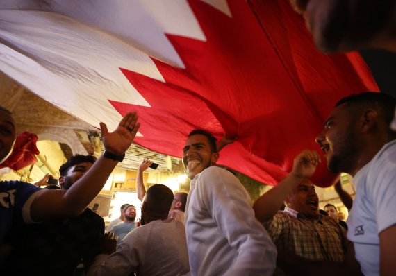 [도하(카타르)=뉴시스] 조성우 기자 = 2022 카타르 월드컵 개막을 사흘 앞둔 17일(현지시간) 오후 카타르 도하 수크 와키프 거리에서 시민들이 카타르 국기를 펼치며 응원전을 하고 있다. 2022.11.18. xconfind@newsis.com