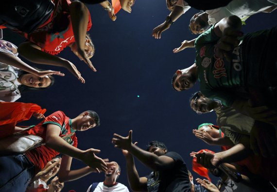 [도하(카타르)=뉴시스] 조성우 기자 = 2022 카타르 월드컵 개막을 사흘 앞둔 17일(현지시간) 오후 카타르 도하 코니시 로드 인근에서 세계 각국 축구팬들이 응원전을 펼치고 있다. 2022.11.18. xconfind@newsis.com