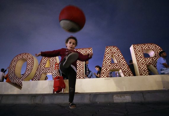 [도하(카타르)=뉴시스] 조성우 기자 = 2022 카타르 월드컵 개막을 사흘 앞둔 17일(현지시간) 오후 카타르 도하 코니시 로드 인근에서 한 아이가 공을 차고 있다. 2022.11.18. xconfind@newsis.com