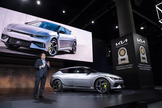 17일(현지시간) 미국 LA컨벤션 센터에서 열린 '2022 LA오토쇼'에서 기아 미국 최고운영책임자(COO) 스티브 센터가 EV6 GT를 발표하고 있다. 기아 제공