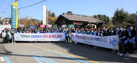 전남도는 18일 순천 및 여수산단 일원에서 환경·산림 민간단체 회원, 여수산단협의회 등과 함께 '장기 가뭄 극복을 위한 20% 물 절약 실천 간담회'를 하고 대대적인 현장 캠페인을 펼쳤다고 밝혔다. 사진=전남도 제공