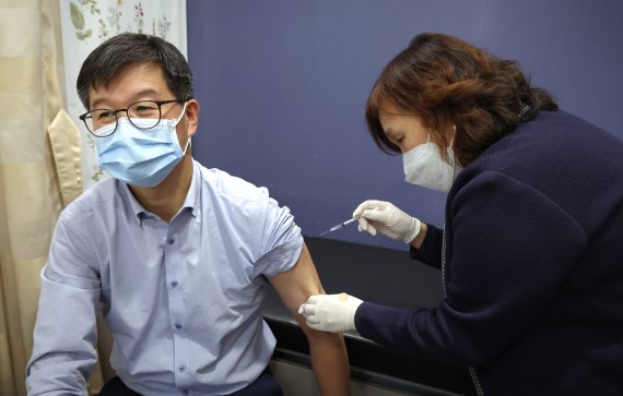 이기일 보건복지부 1차관이 18일 서울 소재 의원급 의료기관을 방문, 코로나19 백신 추가접종을 하고 있다. 보건복지부 제공.