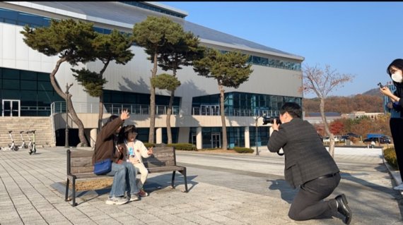 청주대학교 1호 학교기업인 석우재활서비스센터가 지난 16일부터 18일까지 센터 이용자를 대상으로 가족사진 무료 촬영 프로그램을 진행했다.(청주대 제공)/ 뉴스1