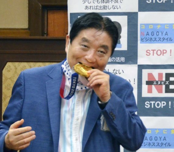 지난해 가와무라 시장은 "코로나가 유행 중인데 위험하게 선수의 금메달에 침을 묻혔다"는 비판을 받았다. (트위터 갈무리)