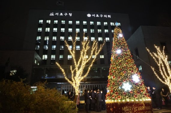 지난달 30일 서울 서초구청 앞마당에서 '2021 성탄트리' 점등식이 진행되고 있다./사진=뉴스1