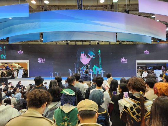 '지스타 2022'가 열린 부산 벡스코 제2전시관 호요버스 부스. 원신의 특별 전시 부스에 사람들이 몰려 있다.