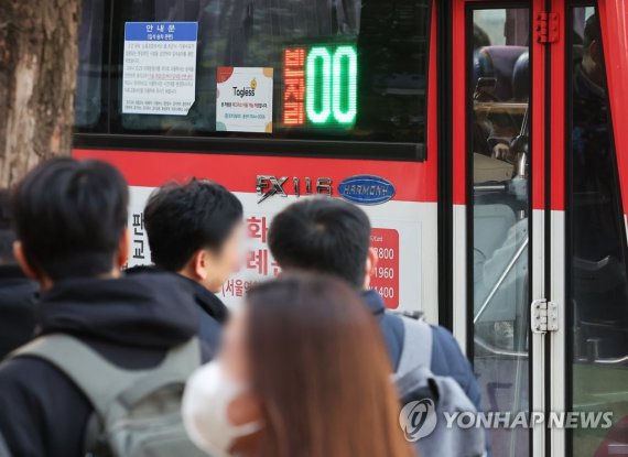 '빈자리 0'…입석 승차 중단된 경기도 광역버스 (출처=연합뉴스)