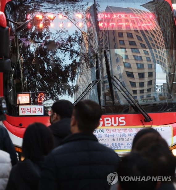 입석 승차 중단된 경기도 광역버스 입석 승차 중단된 경기도 광역버스 (성남=연합뉴스) 홍기원 기자 = KD운송그룹의 경기지역 14개 버스업체가 광역버스 입석 승차를 중단한 18일 오전 경기도 성남시의 한 버스정류장에서 버스가 지나가고 있다. 2022.11.18 xanadu@yna.co.kr (끝)