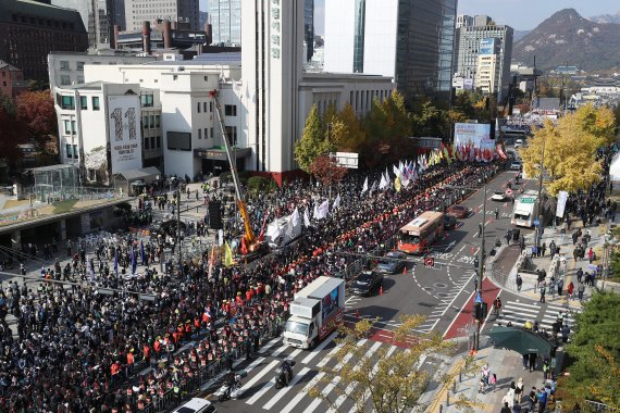 민주노총·한국노총 등 진보단체 관계자들이 29일 오후 서울 종로구 세종대로 일대에서 대규모 집회를 하고 있다. 2022.10.29/뉴스1 ⓒ News1 민경석 기자 /사진=뉴스1