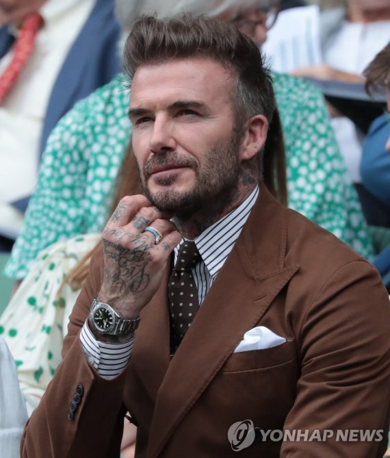 슈퍼스타 베컴 British footballer David Beckham watches the tennis from the Royal box on day ten of the 2022 Wimbledon championships in London on Wednesday, July 06, 2022. Photo by Hugo Philpott/UPI
