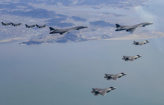 합동참모본부는 한미가 지난 2022년 11월 19일 미 공군의 B-1B 전략폭격기가 한반도에 재전개한 가운데 연합공중훈련을 실시했다고 밝혔다. 사진=합참 제공
