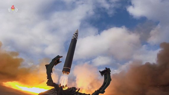 조선중앙TV는 김정은 북한 국무위원장의 지도 아래 18일 발사한 화성-17형 미사일 시험 발사 영상을 19일 보도했다. 사진=조선중앙TV 캡처