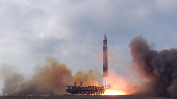 조선중앙TV는 김정은 북한 국무위원장의 지도 아래 18일 발사한 화성-17형 미사일 시험 발사 영상을 19일 보도했다. 사진=조선중앙TV 캡처