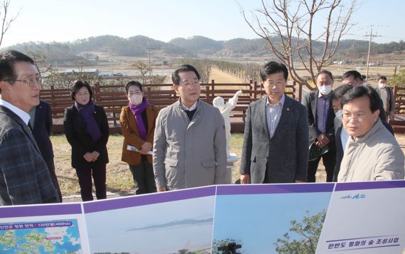 김영록 전남도지사(사진 한 가운데)가 박우량 신안군수(왼쪽)와 함께 지난 19일 남북평화와 민주화를 기리기 위해 '한반도 평화의 숲'을 조성 중인 신안군 하의도를 방문해 추진 상황을 살펴보고 있다. 사진=전남도 제공