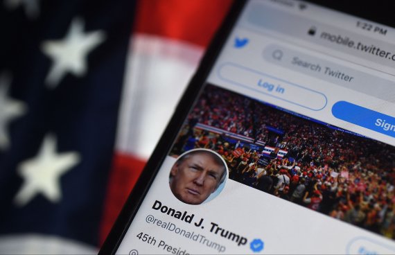 트위터, 1년 10개월만에 트럼프 계정 복구 시켜