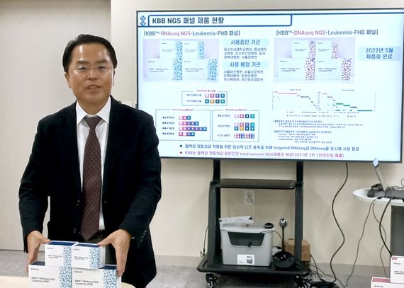 화순전남대병원 창업 정밀의료 바이오기업인 케이블루바이오㈜의 신명근 대표가 현재 대학병원에 공급 중인 '차세대염기서열분석용 키트'에 대해 설명하고 있다. 사진=화순전남대병원 제공