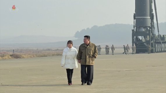 북한이 지난 18일 김정은 국무위원장의 지도 아래 신형의 대륙간탄도미사일 화성-17형을 시험 발사했다고 조선중앙TV가 20일 보도했다. 사진은 조선중앙TV가 이날 추가로 공개한 김정은 국무위원장이 딸과 손 잡고 나란히 걷는 모습. /연합뉴스