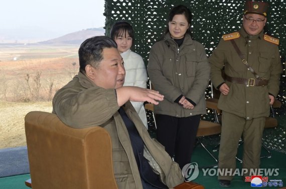 “김여정 견제해 리설주 달래기"...외신이 분석한 김정은 딸 공개 이유