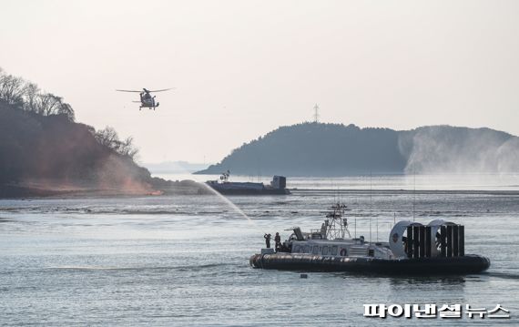 지난 18일 인천공항 인근 중부지방해양경찰청 훈련장에서 진행된 ‘해상 항공기 사고 위기대응훈련’에서 사고 지점에 도착한 연안구조정이 화재 진압을 위해 소화포를 발사하고 있다. 인천국제공항공사 제공