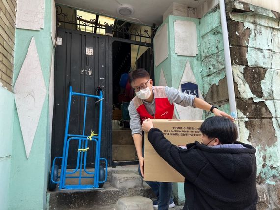 18일 대홍기획은 추운 겨울을 맞아 소외된 이웃을 위해 방한 물품 배송 및 빵 만들기 봉사를 진행했다. 대홍기획 제공.