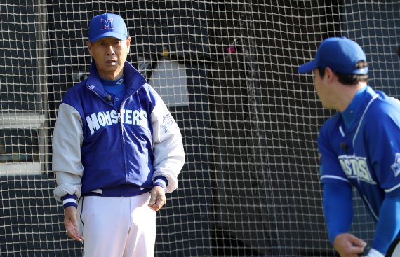 김성근 최강몬스터즈 감독이 20일 오전 서울 송파구 잠실야구장에서 최강몬스터즈와 두산베어스와의 이벤트 경기에 앞서 선수들의 훈련을 지도하고 있다. 2022.11.20/뉴스1 ⓒ News1 이승배 기자