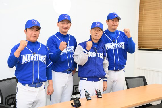 최강몬스터즈 정근우, 박용택, 김성근 감독, 이대호가 20일 오전 서울 송파구 잠실야구장에서 최강몬스터즈와 두산베어스와의 이벤트 경기에 앞서 포토타임을 갖고 있다. 2022.11.20/뉴스1 ⓒ News1 이승배 기자