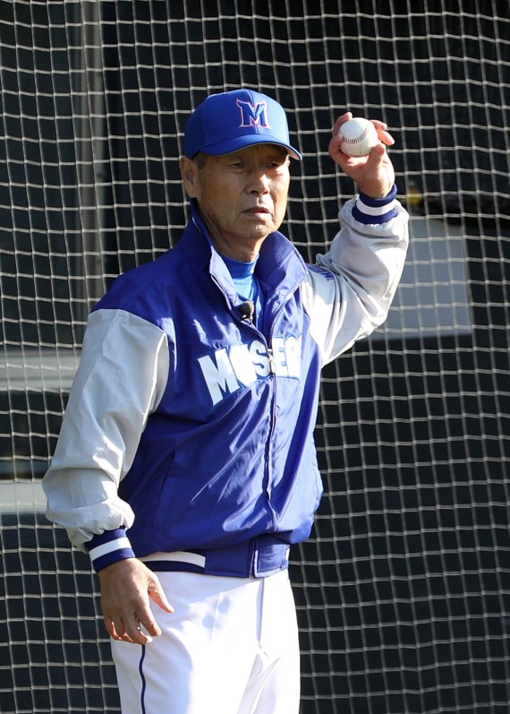 김성근 최강몬스터즈 감독이 20일 오전 서울 송파구 잠실야구장에서 최강몬스터즈와 두산베어스와의 이벤트 경기에 앞서 선수들의 훈련을 지도하고 있다. 2022.11.20/뉴스1 ⓒ News1 이승배 기자