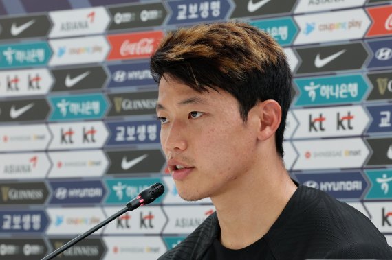 파울루 벤투 감독이 이끄는 대한민국 축구대표팀 황희찬이 17일(현지시간) 카타르 도하 알 에글라 트레이닝센터에서 오전 훈련을 마치고 취재진과 인터뷰를 하고 있다. 2022.11.17/뉴스1 ⓒ News1 이광호 기자