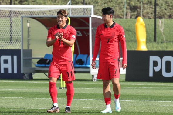 대한민국 축구대표팀 캡틴 손흥민과 황희찬이 16일 오전(현지시간) 카타르 도하 알 에글라 트레이닝센터에서 가진 훈련에 앞서 단체사진촬영을 위해 이동하고 있다. 2022.11.16/뉴스1 ⓒ News1 이광호 기자